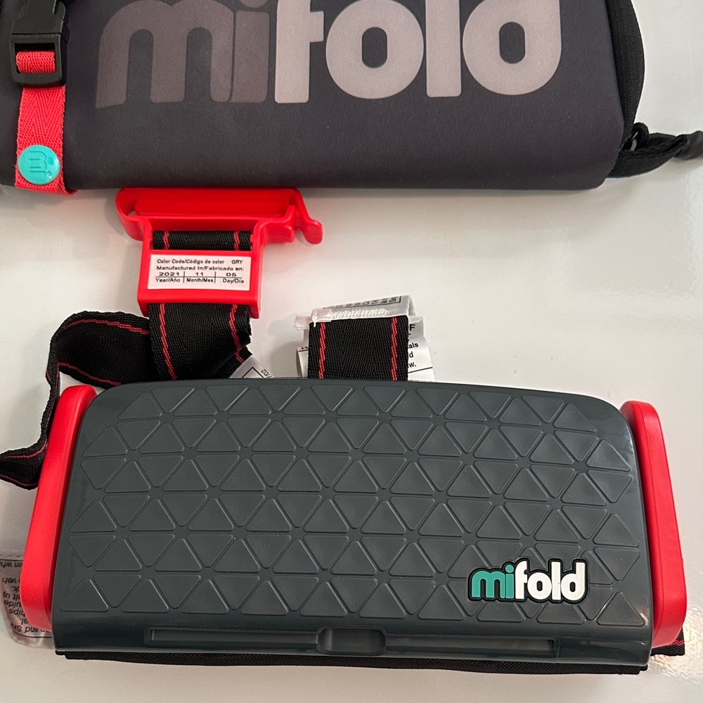 Mifold Grab-And-Go Compact Car Booster
Portable Seat Black / Red Traveling Seat
